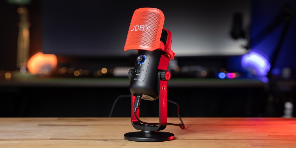 Joby Wavo Pod setup on a desk.