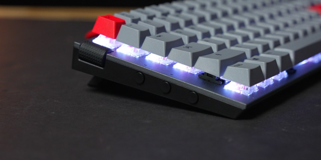 These are the optional gray keycaps. 