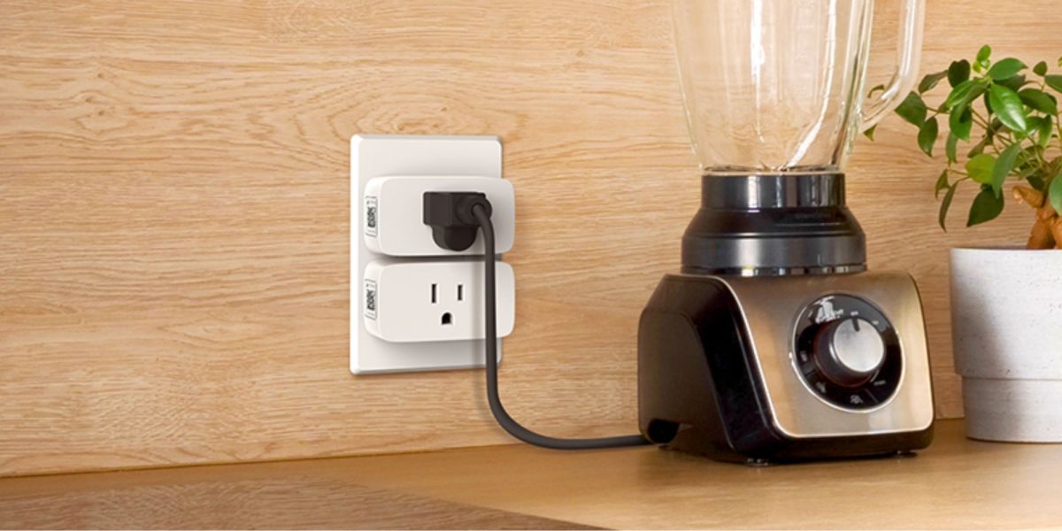 Linkind smart plug with a coffee grinder connected to it.