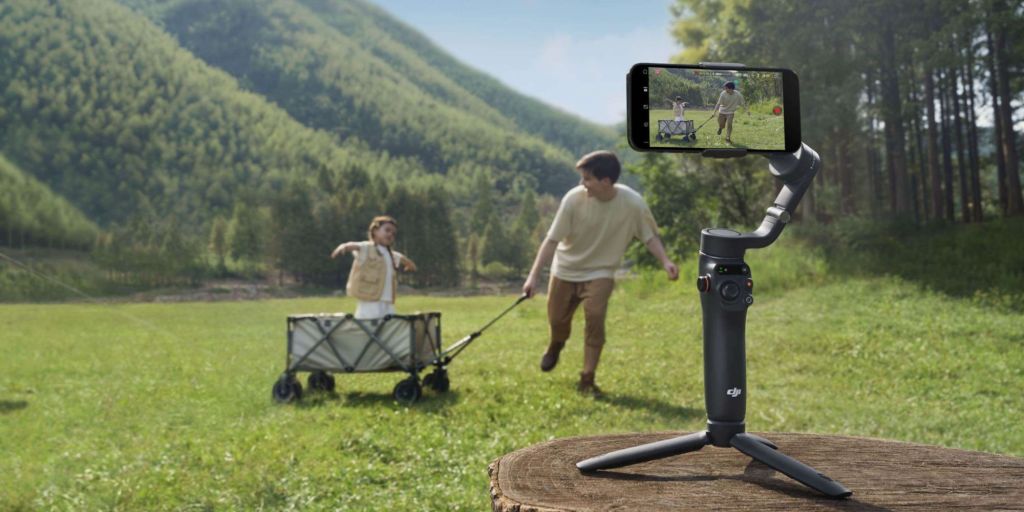 Image showing a DJI Osmo Mobile 6 gimbal kept on a table.