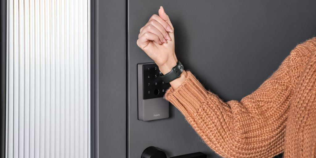 Image showing a person opening U100 Smart Lock with Apple Watch.